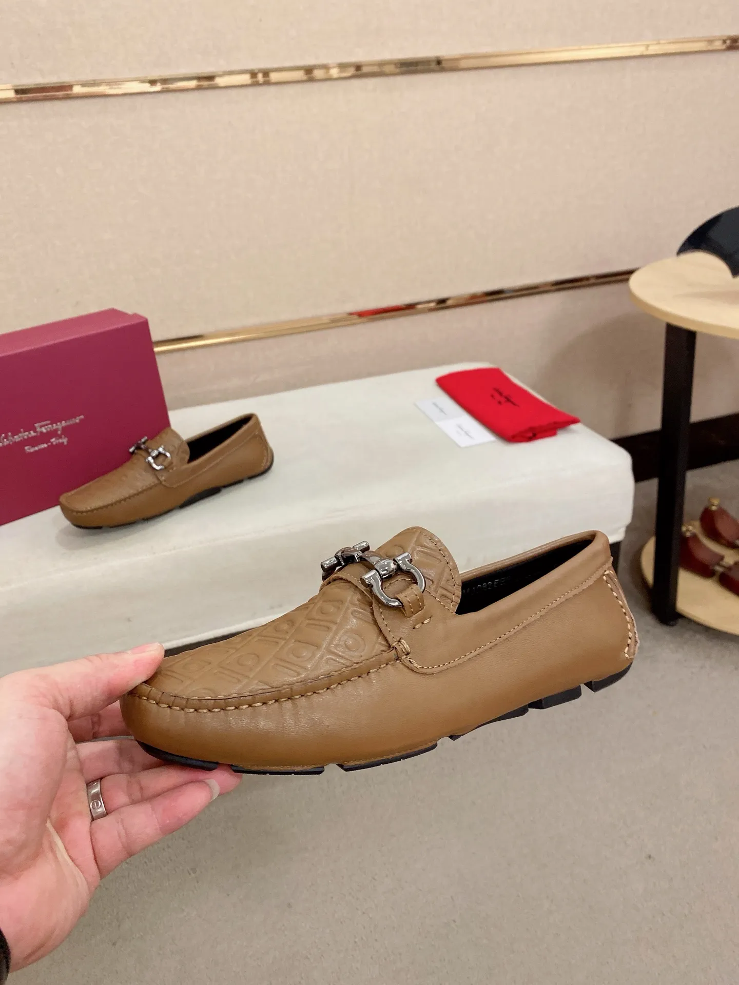 Men's shoes💰: 560💰High-end quality! Ferragamo🆕🆕Exclusive hot-selling products in stock🔥🔥New products on the shelves, high-quality Ferragamo men's pea shoes, high-end casual driving shoes, with complete packaging! 💪 💪 Material: imported cowhide 🐂 + imported high-quality water-dyed cowhide lining + wear-resistant outsole 👍🏻👍🏻 Features: high-end and comfortable, purely handmade 🚀 🚀 Create the perfect shoes that suit you best 🔥 🔥 Size: (38-44) 45 standard size can be customized!